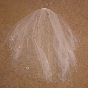 Beautiful David’s bridal wedding vail & headpiece